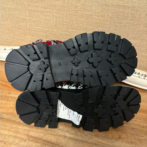 NWOB. New Betsy Johnson ROSEY BLACK & WHITE - Picture 6 of 6